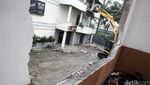 Alat Berat Hancurkan Kafe Daeng Aziz