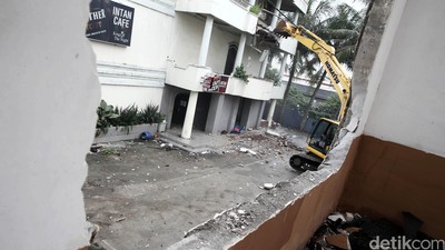 Alat Berat Hancurkan Kafe Daeng Aziz