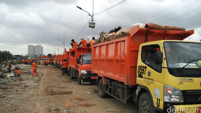 Puluhan Truk Bersihkan Sampah Bekas Bangunan di Kalijodo