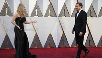 Melihat Kate, Leo pun menghampirinya. REUTERS/Lucy Nicholson/detikFoto.