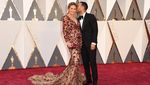 Couple Goals! Kemesraan John Legend dan Chrissy Teigen di Oscar