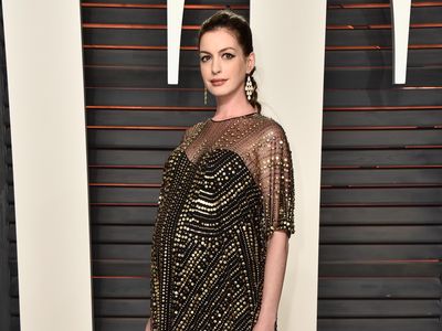 Hamil Tua, Anne Hathaway Menawan di Pesta Oscar Vanity Fair