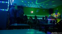 Sebelum ditertibkan kafe-kafe dan tempat hiburan di kawasan ini selalu ramai.