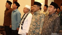 Rois Am PBNU Maaruf Amin didampingi Ketua PBNU Said Aqil dan Ketua OJK Mulyaman D Hadad di saat acara penandatanganan nota Kesepahaman antara OJK dengan PBNU, Jakarta, Senin (29/02/2016).