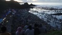 Ribuan orang membanjir datang ke Pantai Seger, Lombok sejak tengah malam. Mereka merayakan Festival Bau Nyale (Rachmadin/detikTravel)