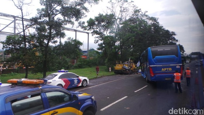 Bus APTB yang Tabrak Bulldozer di Jagorawi Sudah Dievakuasi, Lalin Lancar
