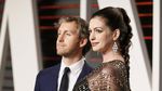 Hamil Tua, Anne Hathaway Menawan di Pesta Oscar Vanity Fair