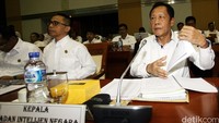 Sutiyoso menyiapkan berkas-berkas rapat.