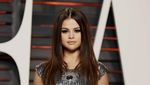 Tidak Seksi, Selena Gomez Lebih Tertutup di Pesta Oscar Vanity Fair 2016