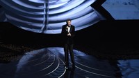 Sebelumnya tampil Chris Rock dengan aksi stand up komedinya tentang isu rasis di panggung Dolby Theatre, Los Angeles, Amerika Serikat pada Senin (29/2/2016) waktu setempat. Kevin Winter/Getty Images/detikFoto.