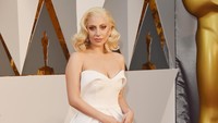 Gaga tampil dalam balutan gaun-celana putih. Jason Merritt/Getty Images/detikFoto.