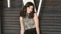 Lorde tampil dengan rok panjang tutu menerawang. REUTERS/Danny Moloshok/detikFoto.
