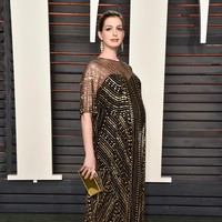 Pada 2016-2019, Anne kembali ke rambut panjang dengan styling lebih soft dan elegan. Penampilannya terasa lebih matang, dengan aura feminin dan elegan. Foto: Pascal Le Segretain/Getty Images