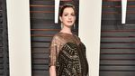 Hamil Tua, Anne Hathaway Menawan di Pesta Oscar Vanity Fair