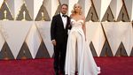 Dunia Serasa Milik Berdua! Lady Gaga Kecup Mesra Taylor Kinney di Oscar