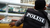 Polisi memantau penertiban kawasan Kalijodo.