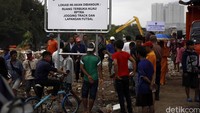 Sementara alat berat terus membongkar sisa-sisa bangunan.