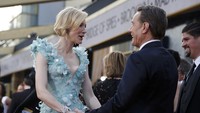 Cate Blanchett dinominasikan untuk Best Actress atas perannya di film Carol tampak disapa oleh aktor Bryan Cranston . REUTERS/Lucy Nicholson
