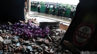 Penertiban mendapat penjagaan dari aparat gabungan Satpol PP, Polri dan TNI.