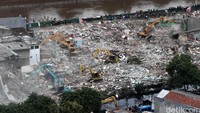 Sejumlah alat berat merobohkan bangunan di kawasan Kalijodo.