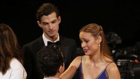 Brie Larson bersama sang kekasih, Alex Greenwald yang sedang berbincang-bincang dengan J.J. Abrams. REUTERS/Mario Anzuoni.