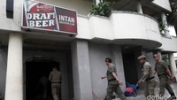 Petugas Satpol PP mengecek kafe sebelum dibongkar. Petugas masuk untuk memastikan kafe dalam keadaan kosong.