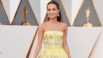 Alicia Vikander Cantik Bergaun Kuning di Red Carpet Oscar 2016