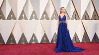 Aktris berusia 26 tahun itu tampak sangat sumringah di red carpet. Jason Merritt/Getty Images/detikFoto.