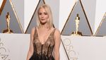 Jennifer Lawrence Cantik Bergaun Renda di Red Carpet Oscar 2016