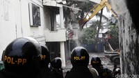 Penertiban Kafe Intan ini mendapat penjagaan dari petugas Satpol PP.
