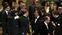 Para pemenang berkumpul di atas panggung Oscar 2016. REUTERS/Mario Anzuoni/detikFoto.