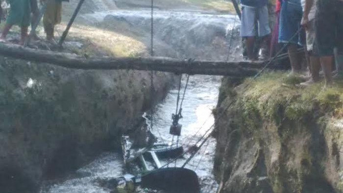 Truk Penambang Pasir Terseret Lahar Hujan Bromo Sejauh 2 Km