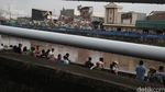 Warga Tonton Penertiban Kalijodo