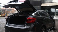 Salah satu anggota keluarga BMW X ini tampil dengan bodi kokoh, dengan keanggunan desain khas sebuah coupe BMW. Paduan antara kesan atletis – yang mencuat dari kap mesin dengan lekukan garis yang tegas-  dengan  short front overhang dan konstruksi yang landai di bagian kompartemen penumpang belakang, menjadikannya anggun namun macho.