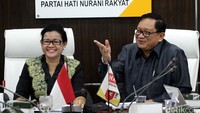 Bendahara Fraksi Hanura Miryam S Haryani (kiri) bersama anggota DPR Komisi IX Fraksi Hanura, Djoni Rolindrawan berdiskusi membahas Rancangan Undang-Undang  Perlindungan Pembantu Rumah Tangga (RUU PPRT).
