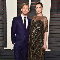 Anne Hathaway menikahi Adam Shulman yang merupakan seorang aktor juga produser. Dalam karier, Anne pun lebih sukses dari Adam dan memiliki kekayaan bersih senilai $35 juta (Rp 540 miliaran). Adapun Adam yang juga berbisnis perhiasan punya sekitar $1 juta (Rp 15,2 miliaran). Foto: Pascal Le Segretain/Getty Images