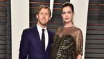 Hamil Tua, Anne Hathaway Menawan di Pesta Oscar Vanity Fair