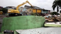Eskavator membongkar bangunan di kawasan Kalijodo.