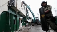 Kafe-kafe di Kalijodo dihancurkan.