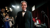 Peraih Best Supporting Actor, Mark Rylance tersenyum di belakang panggung. Christopher Polk/Getty Images/detikFoto.