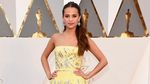 Alicia Vikander Cantik Bergaun Kuning di Red Carpet Oscar 2016