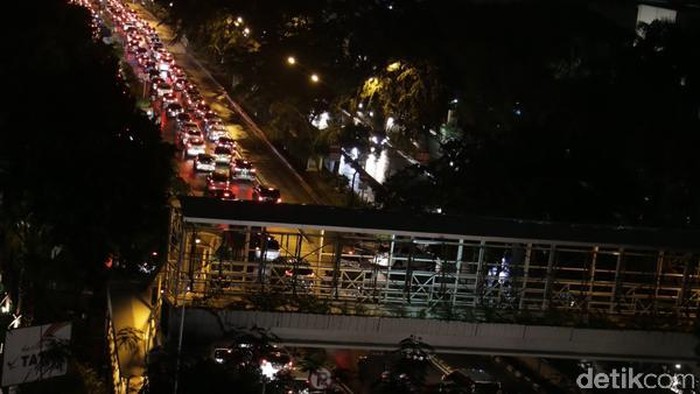 Hujan dan Padat Kendaraan, Sejumlah Ruas Jalan di Jakarta Masih Macet