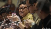 Menteri Tjahjo pun mengakui masih ada persoalan. Pihak Kemendagri terus berupaya melakukan pembenahan. Menurutnya, baru 152 dari 156 juta penduduk yang terdata identitasnya sudah memiliki KTP.