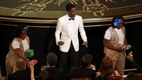 Munculnya cookie girl yang dibawa oleh presenter Chris Rock. REUTERS/Mario Anzuoni/detikFoto.