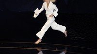 Lady Gaga sendiri tak kuasa menahan air mata hingga tak sadar bahwa pertunjukannya di di Dolby Theatre, Los Angeles, Amerika Serikat pada Minggu (28/2) waktu setempat telah usai. REUTERS/Mario Anzuoni/detikFoto.