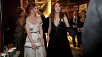 Keakraban Isla Fisher dan Julianne Moore di belakang panggung. Christopher Polk/Getty Images/detikFoto.