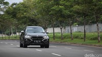 Aura sebuah varian Sport Utility Vehicle (SUV) begitu kuat ketika berada di balik roda ke muda dan pandangan mengarah ke depan.