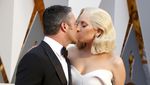 Dunia Serasa Milik Berdua! Lady Gaga Kecup Mesra Taylor Kinney di Oscar