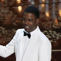 Chris Rock pernah memuat lelucon soal pekerjaannya dulu di Red Lobster. Hal yang menarik tentang Red Lobster, ketika kamu kerja di sana, kamu bahkan tak mampu membeli makanan di sana. Dulu aku suka membersihkan setelah anak-anak makan. Anak-anak tidak pernah makan. Dalam hati aku seperti, Jangan sentuh kerangnya, ku mohon jangan sentuh, kenangnya. Foto: REUTERS/Mario Anzuoni