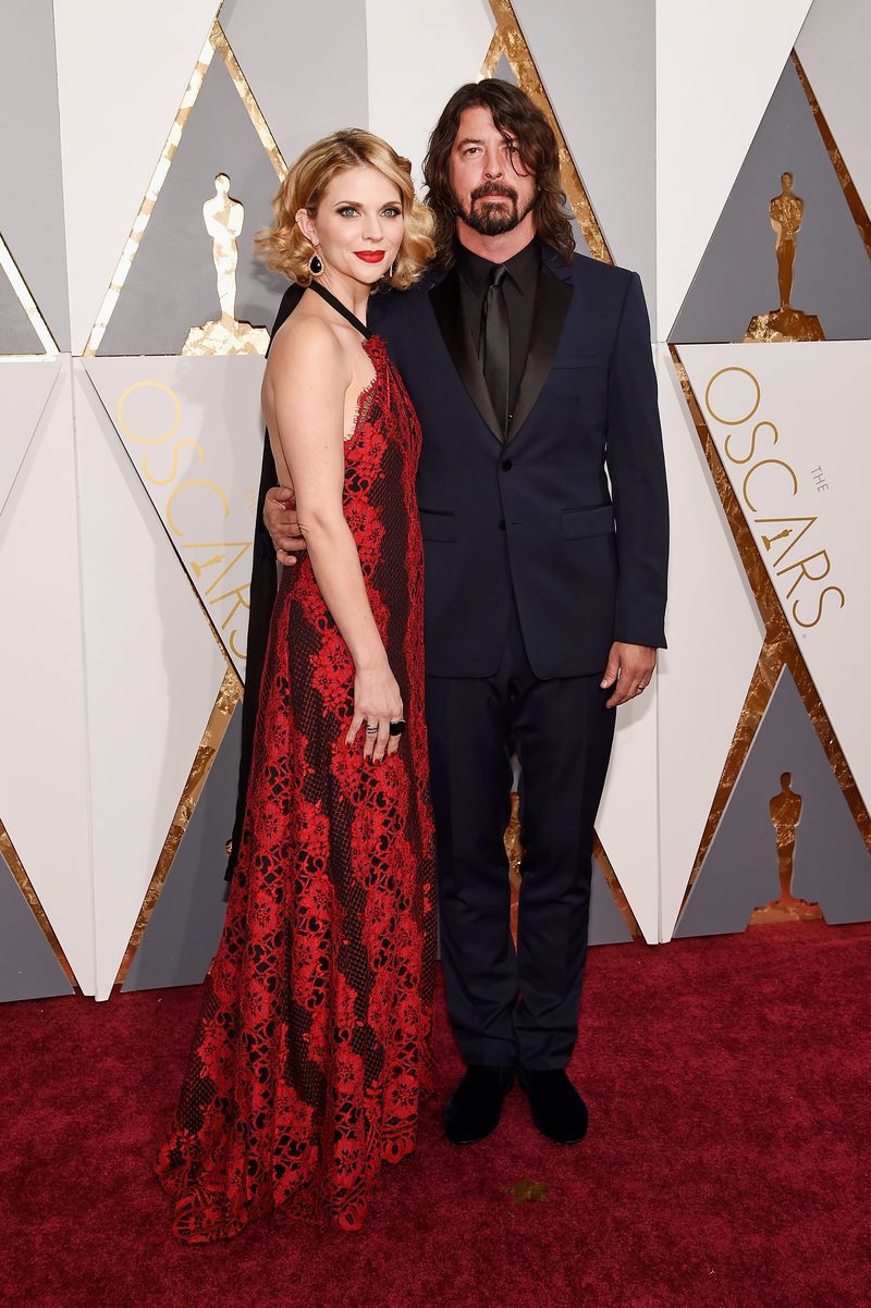 HOLLYWOOD, CA - FEBRUARY 28:  Musician Dave Grohl (R) and Jordyn Blum attend the 88th Annual Academy Awards at Hollywood & Highland Center on February 28, 2016 in Hollywood, California.  (Photo by Kevork Djansezian/Getty Images)